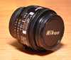 Jde o Nikkor 28mm F2,8. Objektiv nemá v sobě ostřící motorek, lze jej tedy použít na všechny typy fotoaparátů Nikon, ale budou automaticky ostřit pouze u přístrojů s motorkem v těle.
